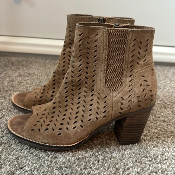 TOMS Majorca Peep Toe Suede Tan Perforated Ankle Boots Women's 5.5 - Picture 3 of 7